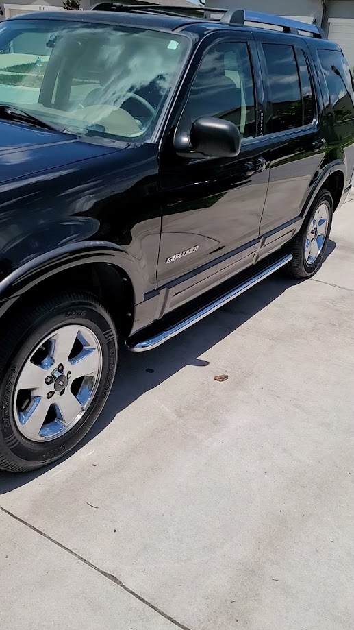 Ford Explorer — side profile